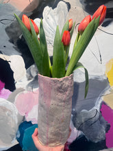 Indlæs billede til gallerivisning Lyserød vase med brune kunstneriske prikker
