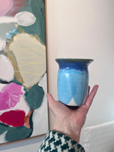 Indlæs billede til gallerivisning Lille lyseblå vase med blå kant