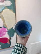 Indlæs billede til gallerivisning Lille lyseblå vase med blå kant