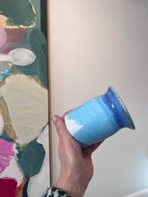 Indlæs billede til gallerivisning Lille lyseblå vase med blå kant