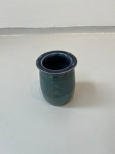 Indlæs billede til gallerivisning Petroliumsgrøn vase med blå kant