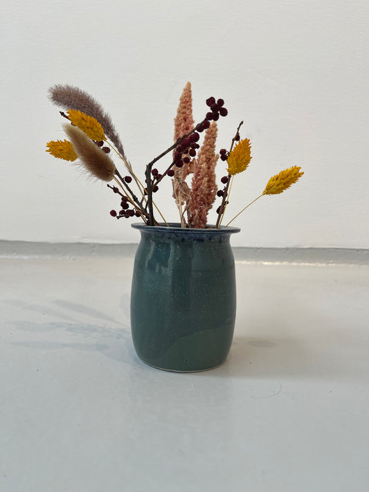 Petroliumsgrøn vase med blå kant
