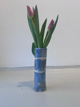 Load image into Gallery viewer, Stribet vase i blå nuancer