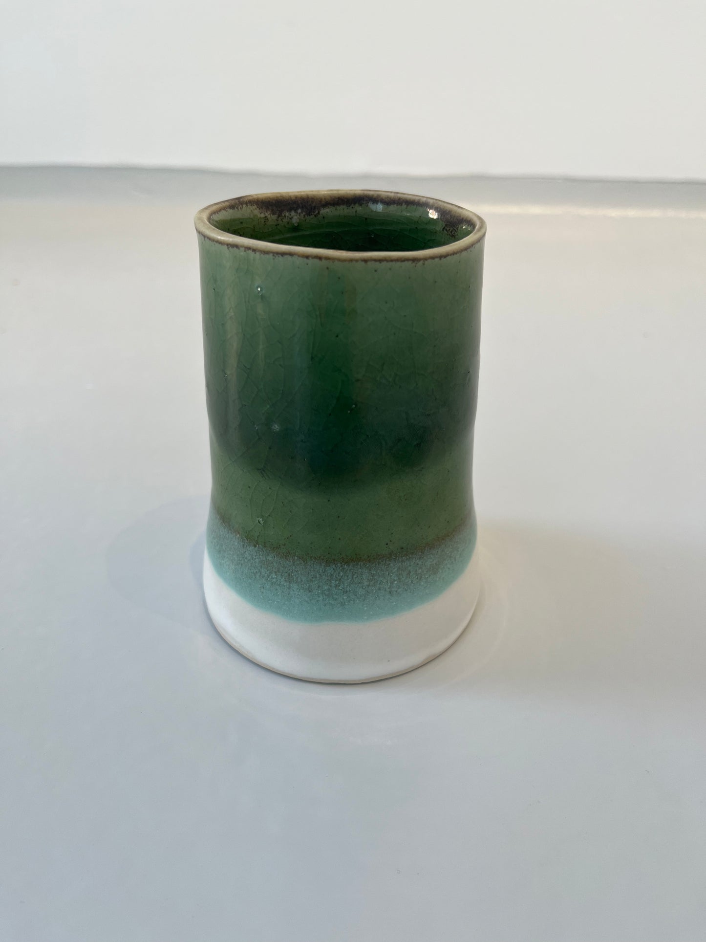 Nålegrøn vase med et snert af mint