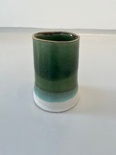 Indlæs billede til gallerivisning Nålegrøn vase med et snert af mint