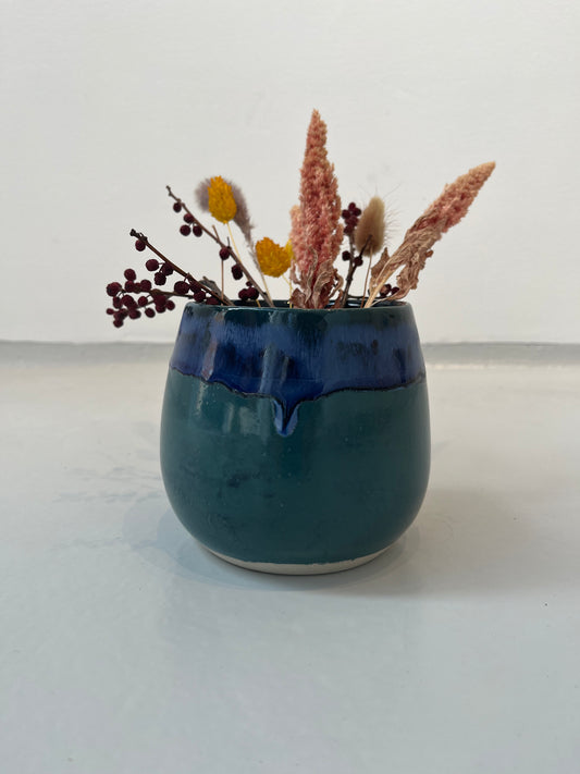 Petroliumsgrøn vase / krukke med blå kant