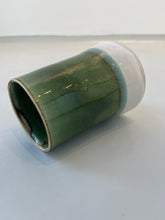Indlæs billede til gallerivisning Nålegrøn vase med et snert af mint